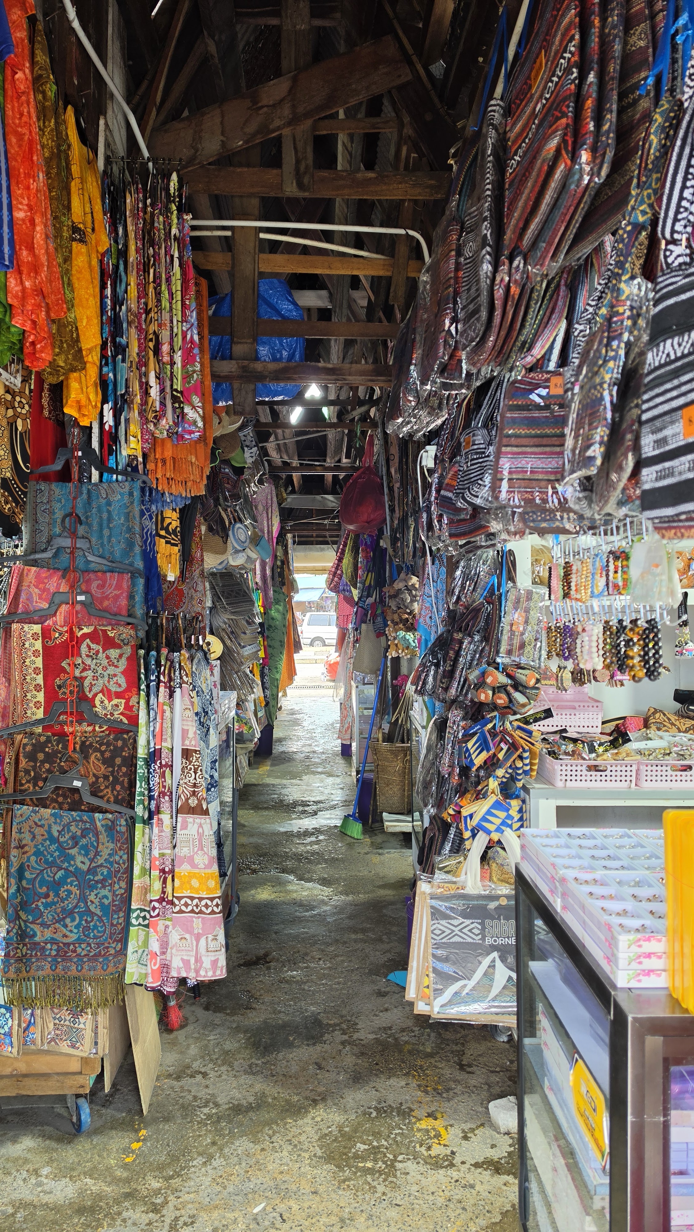 Gambar 16 Pasar Kraftangan Kota Kinabalu, Sabah